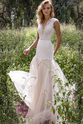 Magnifique robe de mariée longue fourreau en dentelle tulle dos nu, col en V et col V