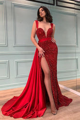 Impresionante vestido de sirena rojo con cuentas, abertura, volantes y lentejuelas.