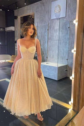 Impresionantes vestidos de fiesta con tirantes, escote corazón, lentejuelas, largo midi y sin mangas.