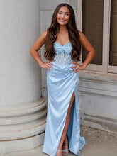 Astraea | Robe de bal longue sirène bleue sans bretelles, ornée de perles et de fronces, avec fente