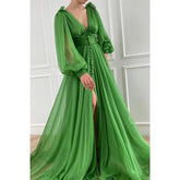 Atractivo vestido de noche formal de corte A con mangas largas de tul verde y escote en V profundo