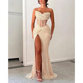 Atractivo vestido de fiesta sin tirantes con bordado de cuentas color champán.