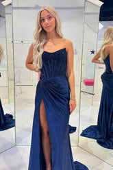 Aurorae | Robe de bal longue sirène en velours bleu marine à col rond et perles