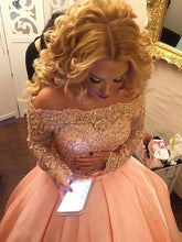 Vestidos de baile de gala de manga larga, hombros descubiertos, con cuentas, satén y cola de corte.