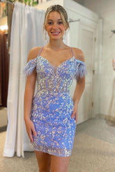 Magnifique robe de bal courte bleue moulante à épaules dénudées ornée de plumes