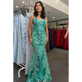 Robe de bal longue fourreau à bretelles spaghetti et col en V, en dentelle et perles appliquées