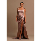 Robe de soirée longue froncée à col carré et fente sur la cuisse