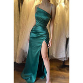 Robe de soirée longue verte à bretelles et perles, coupe fourreau/colonne, avec fente