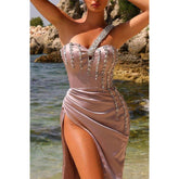 Vestido de fiesta de graduación de un solo hombro con cola, pliegues y cuentas estilo imperio y abertura lateral