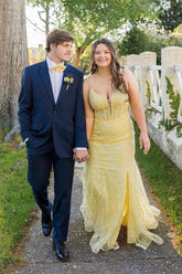 Precioso vestido de fiesta de corte columna, de tul, con tirantes finos, sin mangas y abertura frontal.