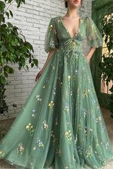 Precioso vestido de graduación verde con escote en V, corte en A y apliques