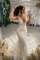 Preciosos vestidos de novia blancos de corte sirena, largos, con tirantes finos, escote en V y encaje.