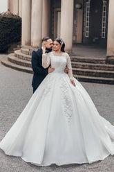 Precioso vestido de novia largo blanco de corte A, escote cuadrado, encaje y mangas largas.