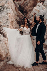 Preciosos vestidos de novia de tul sin mangas, corte columna y hasta el suelo, con hombros descubiertos