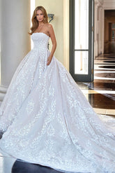 Precioso vestido de novia de corte princesa, corte en A, sin mangas, con apliques y encaje.
