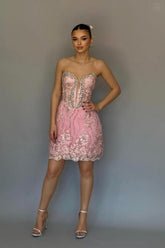 Preciosos vestidos cortos de corte recto, de satén, encaje, escote corazón, sin mangas, color rosa, para fiestas de bienvenida, con apliques.