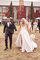 Precioso y sencillo vestido de novia blanco de corte A con abertura lateral
