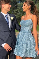 Precioso vestido corto de fiesta de corte A con tirantes finos