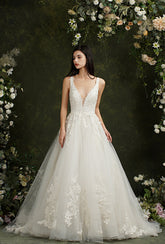 Vestidos de novia largos de corte A con escote en V, tul y encaje sin espalda de Biztunnel