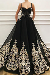 Robe de bal noire longue en tulle, coupe trapèze, décolleté cœur et poches
