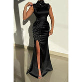 Vestido de fiesta formal negro moderno, de cuello alto, sin mangas, con abertura y cuentas