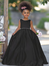 Vestido rosa sin mangas de satén con escote con cuentas y detalle de lazo