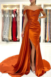 Vestido largo de sirena color naranja quemado con abertura y hombros descubiertos