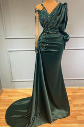 Vestido de noche de fiesta, corte sirena, manga larga, color verde oscuro, con escote en V y detalles de satén y pedrería.
