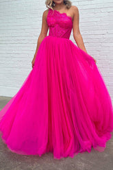 Robe de bal fuchsia asymétrique à corset et fente sur le devant, coupe trapèze, épaule dénudée.