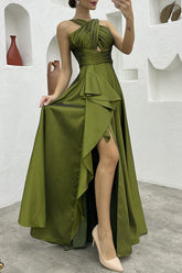 Elegante vestido de noche formal liso con abertura asimétrica y escote halter.