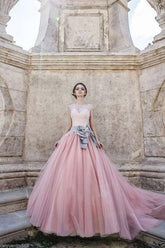 Vestido de novia rosa de tul con encaje, corte princesa y mangas casquillo WD074