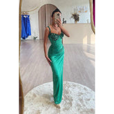 Robe de soirée fourreau longue en satin froncé à paillettes et perles, col en V