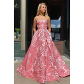 Robe de bal longue bustier en dentelle raffinée, coupe trapèze, fendue sur le côté, avec poches