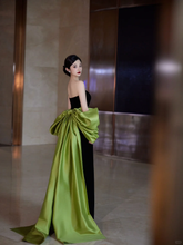 Precioso vestido largo de fiesta negro sin tirantes de satén con lazo Y8594