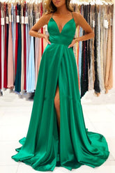 Robe de bal longue vert émeraude à fines bretelles et fente
