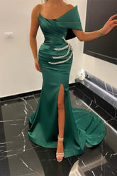 Encantador vestido largo de sirena con un solo hombro, de satén, con pedrería y abertura.