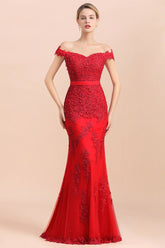 Encantador vestido de dama de honor rojo estilo sirena con apliques de encaje y hombros descubiertos.