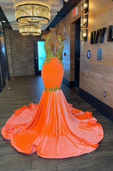Encantador vestido de fiesta de sirena sin mangas, con cuello halter y espalda descubierta, adornado con cuentas doradas.