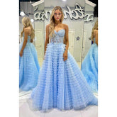 Elegante y moderno vestido de gala con escote en V, apliques florales y cuentas, ideal para fiestas de noche y graduaciones.