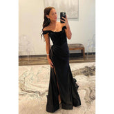 Vestido de fiesta elegante y moderno con hombros descubiertos, mangas cortas, corte tubo y abertura lateral.