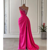 Robe de bal chic et moderne, asymétrique, sans manches, fourreau froncé, ornée de perles