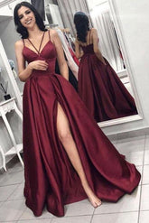 Vestido de fiesta elegante sin mangas con abertura frontal, color burdeos, con tirantes finos y corte en A.