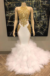 Elegante vestido de sirena blanco y dorado para baile de graduación, con lentejuelas, cuello alto y largo de gasa.
