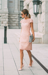 Robe de bal classique rose courte fourreau en dentelle avec manches