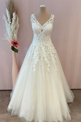 Elegante vestido de novia largo de corte A con escote corazón, apliques de encaje y tul sin espalda