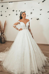 Elegante vestido de novia largo de corte A, escote corazón, apliques de encaje y tul con mangas.