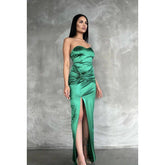 Vestido de fiesta elegante y de alta costura con corte tubo/columna, hombros descubiertos, sin mangas, abertura lateral y fruncido