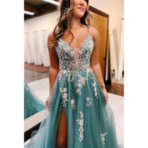 Vestido de fiesta de tul con escote en V, corte A, tirantes cruzados y apliques, de alta costura y ornamentado.