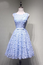 Robe de bal bleue en dentelle, longueur genou, dos nu et applications PG114