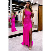 Robe de bal longue rose fourreau asymétrique avec perles et fente latérale